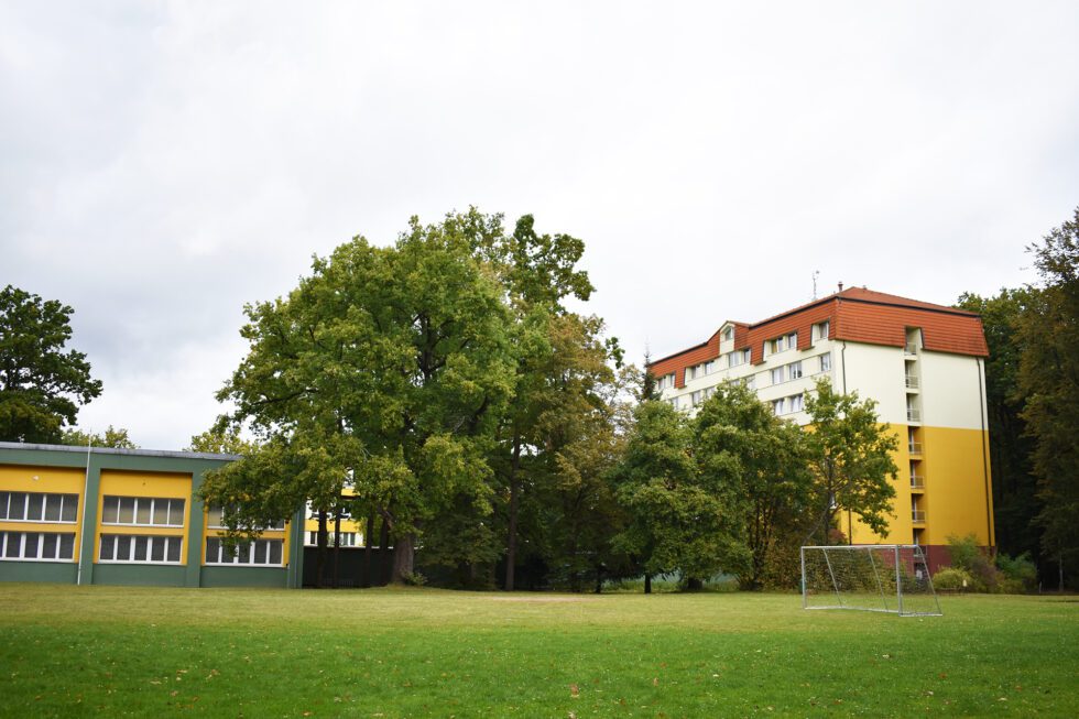 Budova domova mládeže a venkovní hřiště
