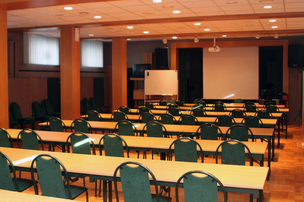 Přednáškový a společenský sál s pódiem
