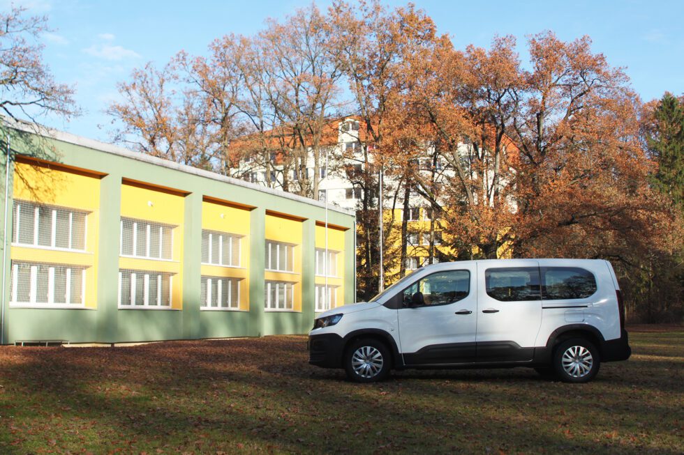 Školní automobil pro přepravu studentů