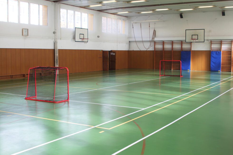 Školní tělocvična s florbalovými brankami